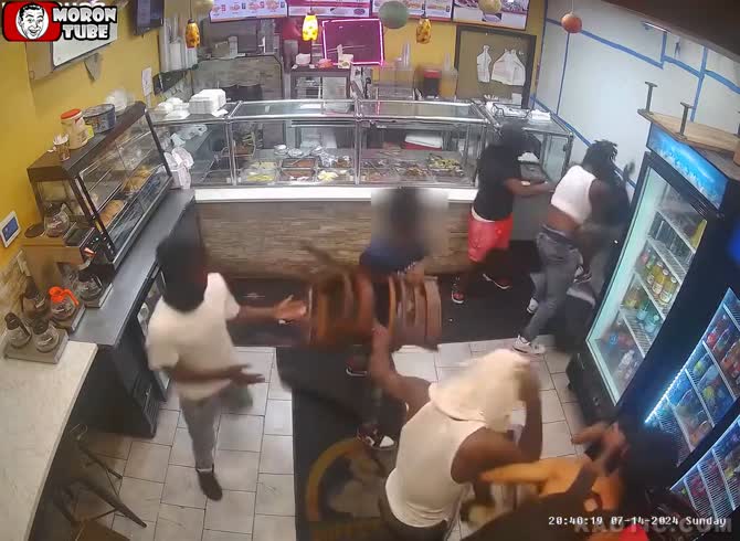 Video :Two patrons of a chicken restaurant are brutally attacked by a gang